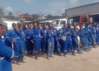 Terceirizados da Embasa cruzam braços após atraso de salário