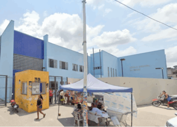 Mulher invade escola e ameaça ex-diretora com massageador