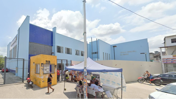 Mulher invade escola e ameaça ex-diretora com massageador