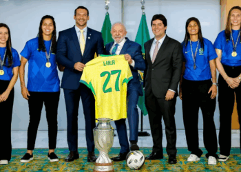 Camisa 27 da seleção dada a Lula é vista como indireta a Bolsonaro