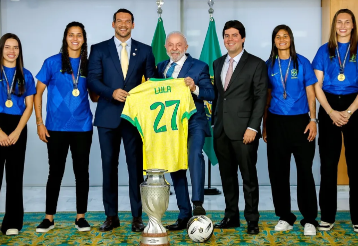 Camisa 27 da seleção dada a Lula é vista como indireta a Bolsonaro
