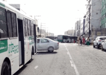 Ônibus é atravessado por suspeito e bloqueia trânsito em Salvador
