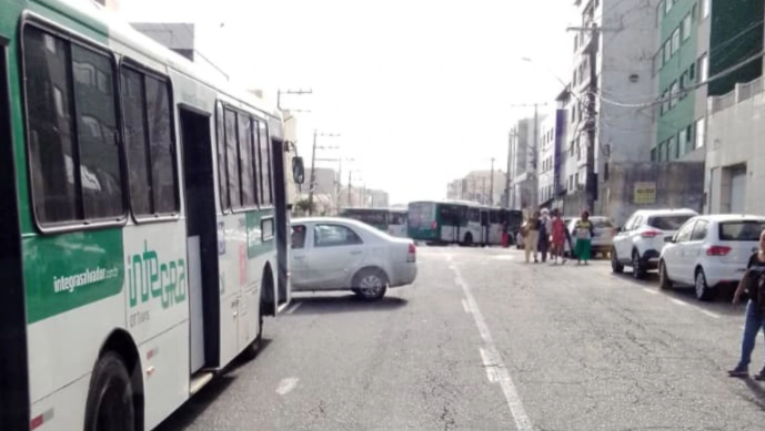 Ônibus é atravessado por suspeito e bloqueia trânsito em Salvador
