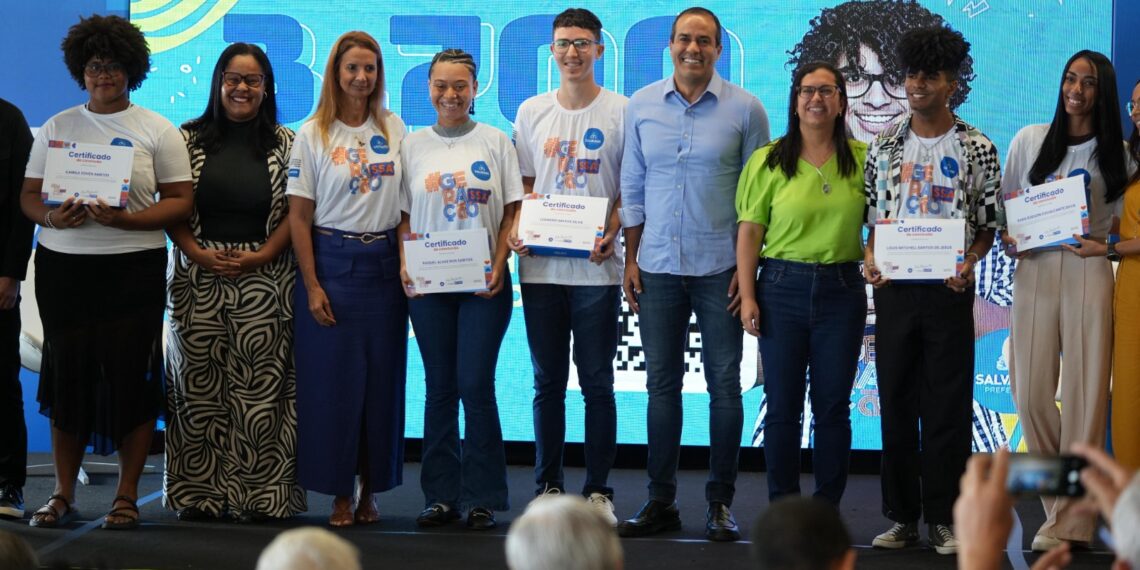 Prefeitura entrega tablets e certificados a 400 jovens do Geração SSA