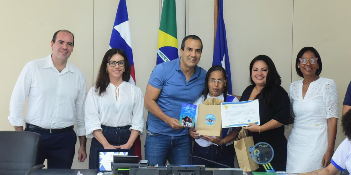 Prefeitura premia professores e alunos da EJA em concurso literário