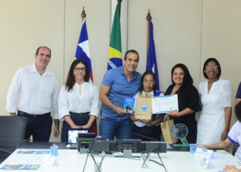 Prefeitura premia professores e alunos da EJA em concurso literário