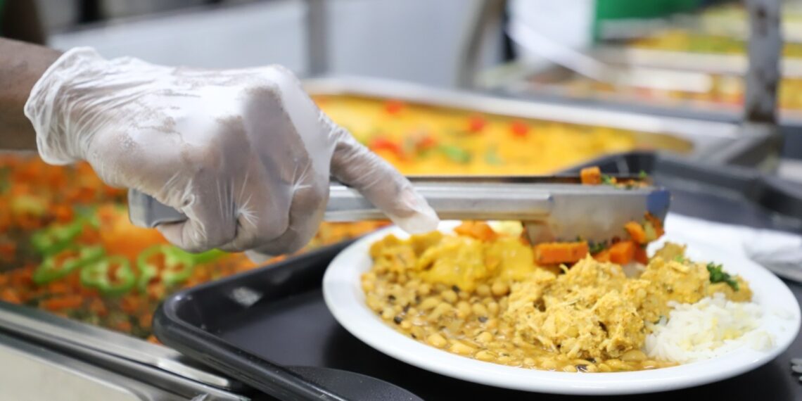 Restaurante Popular de Pernambués faz 1 ano com 100 mil refeições