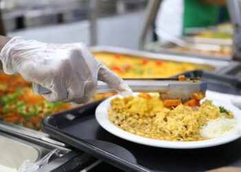 Restaurante Popular de Pernambués faz 1 ano com 100 mil refeições