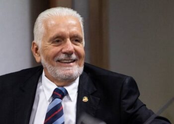 Jaques Wagner celebra derrota da PEC da Blindagem no Senado