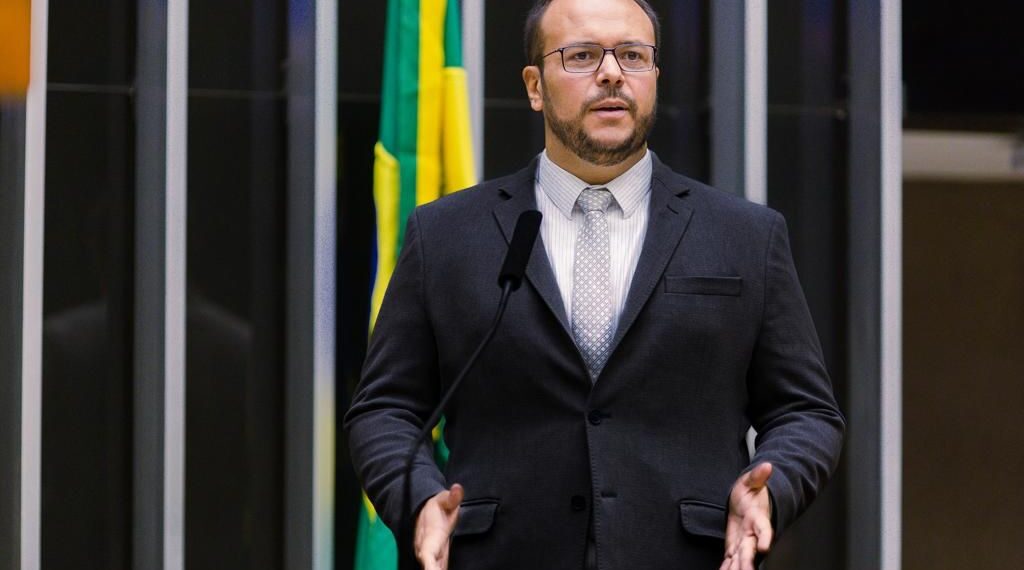 Deputado federal reconhece erro em voto na PEC da Blindagem