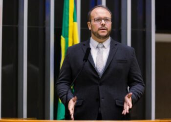 Deputado federal reconhece erro em voto na PEC da Blindagem