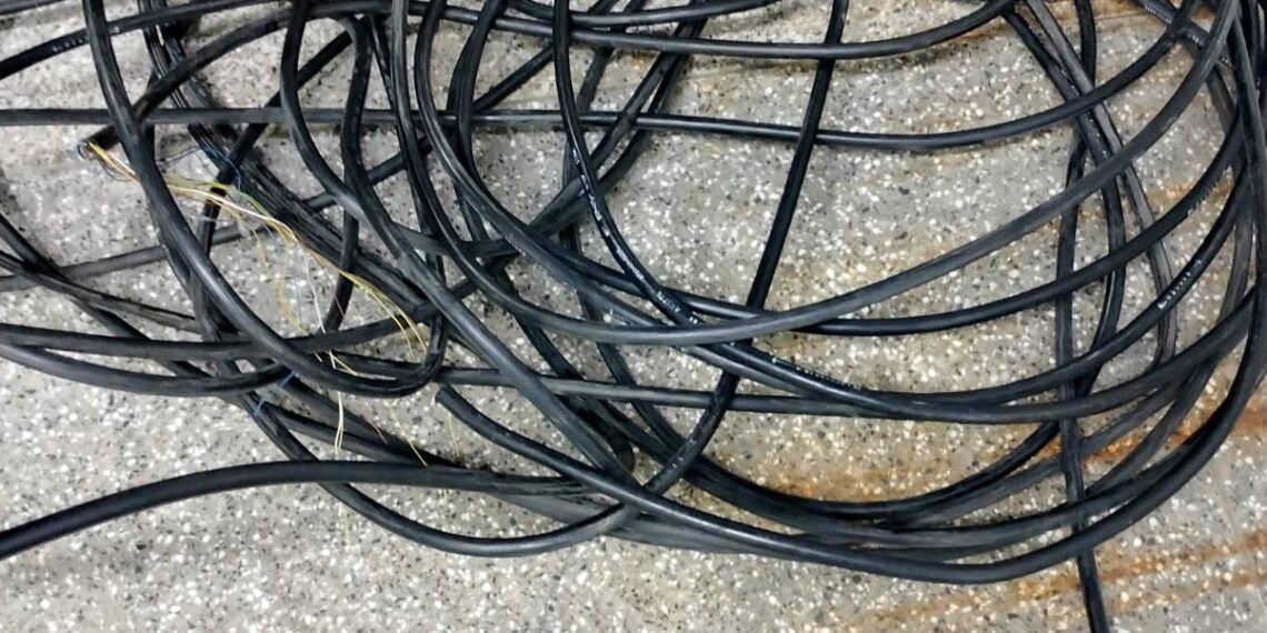 Homem foragido é preso após furtar fios em Salvador