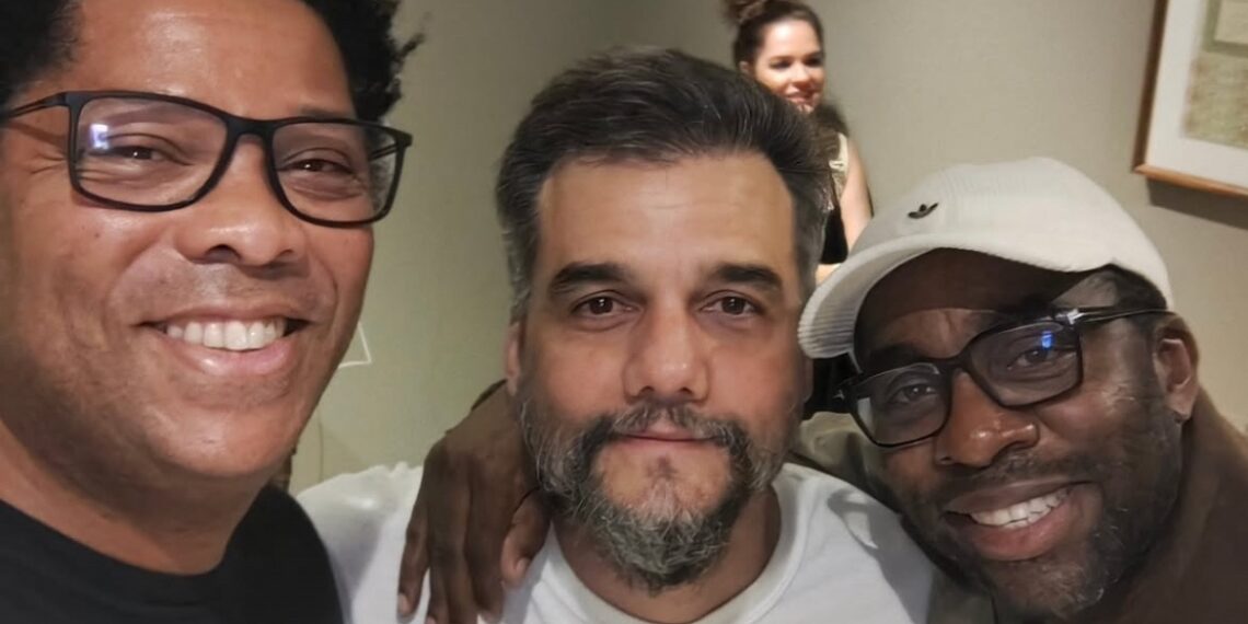 Lázaro Ramos prestigia Wagner Moura em peça teatral em Salvador
