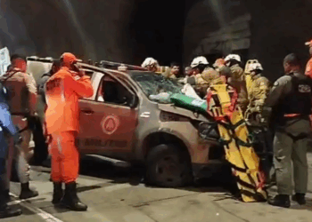 Viatura bate durante perseguição e deixa policiais feridos em Salvador