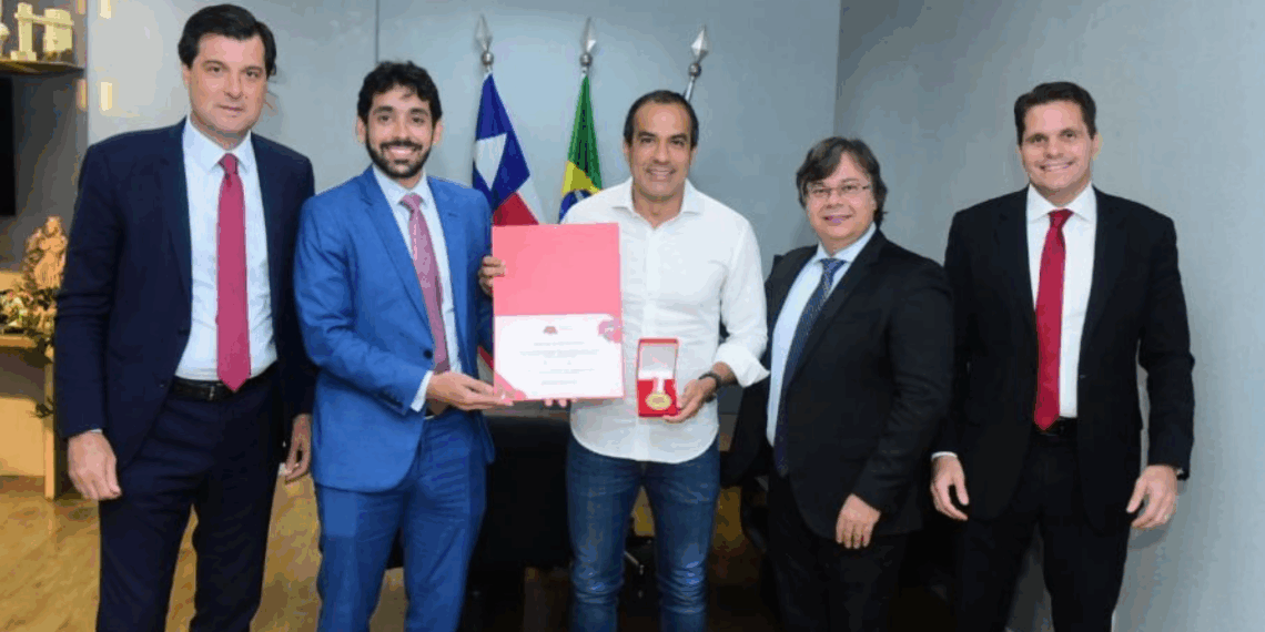 Bruno Reis recebe medalha Amigo do Ministério Público da Bahia