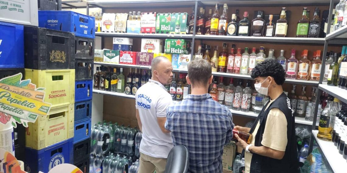 Apreendidas bebidas impróprias para consumo em Itapuã e Stella Maris