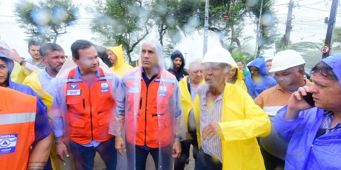 Bruno Reis vistoria áreas de risco e anuncia obras de contenção no Subúrbio