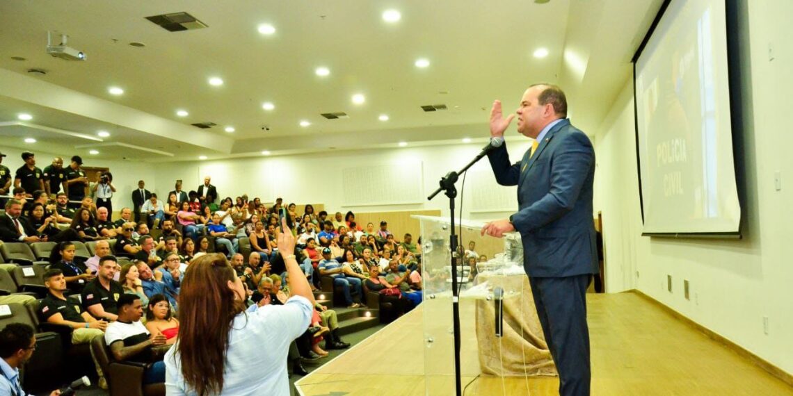 Vice-governador acompanha operação com 26 presos e 2 mil celulares apreendidos
