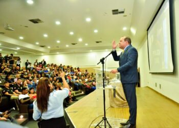 Vice-governador acompanha operação com 26 presos e 2 mil celulares apreendidos