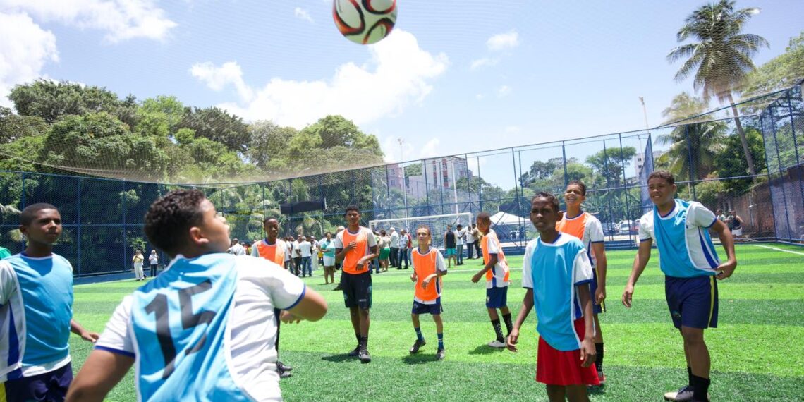 Prefeitura inaugura arena com grama sintética e quadra de futevôlei em Pernambués