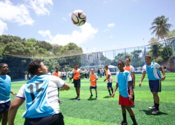 Prefeitura inaugura arena com grama sintética e quadra de futevôlei em Pernambués