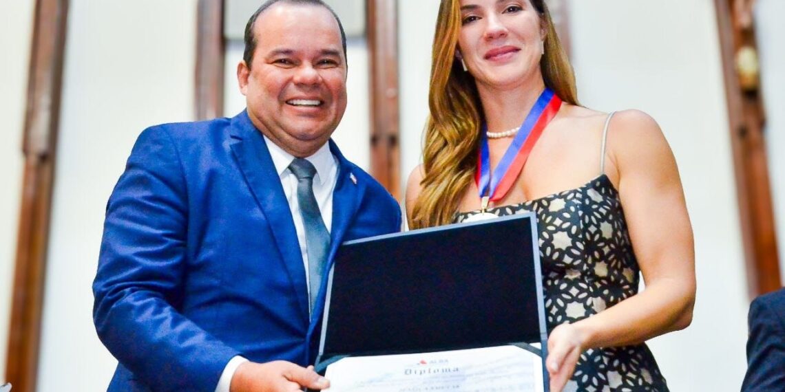 Geraldo Júnior participa de homenagem aos 65 anos da Record Bahia e entrega da Comenda 2 de Julho a Jessica Smetak na ALBA