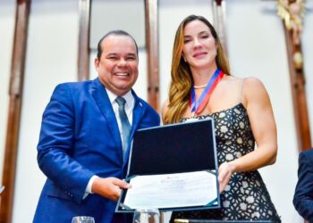 Geraldo Júnior participa de homenagem aos 65 anos da Record Bahia e entrega da Comenda 2 de Julho a Jessica Smetak na ALBA