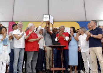 Governo libera obra na BA-884 e entrega itens de saúde e segurança