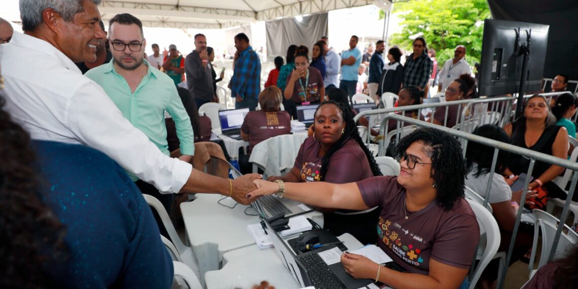 Jerônimo visita Feira Saúde Mais Perto em Vitória da Conquista