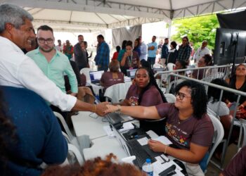 Jerônimo visita Feira Saúde Mais Perto em Vitória da Conquista