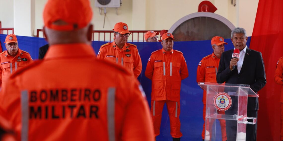 Governador homenageia 49 bombeiros que atuaram nas enchentes do RS