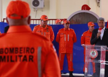 Governador homenageia 49 bombeiros que atuaram nas enchentes do RS
