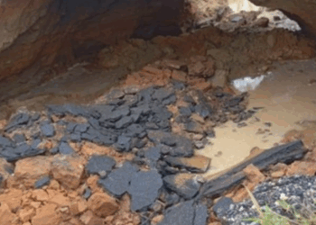 Trecho da BR-116 desaba e bloqueia passagem de veículos