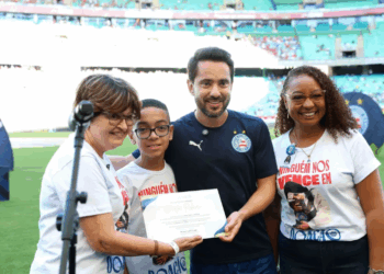 Everton Ribeiro recebe homenagem e vira embaixador das Obras Sociais Irmã Dulce