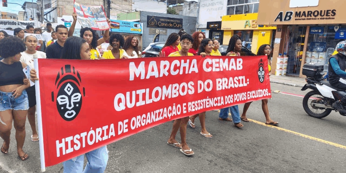 Estudantes da rede estadual de Pernambués realizam a 5ª Marcha da Consciência Negra