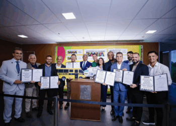 Jerônimo Rodrigues firma convênios para fortalecer a educação em 14 municípios baianos