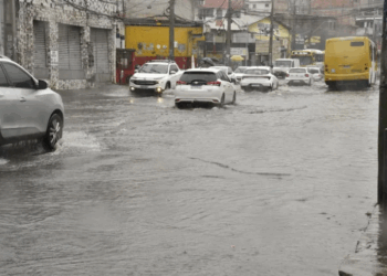 Temporal deixa Salvador em caos com ruas e avenidas alagadas