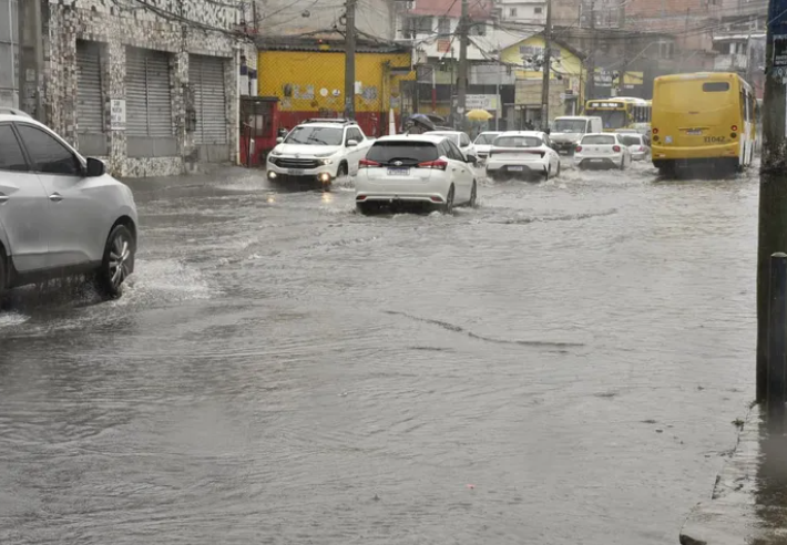 Temporal deixa Salvador em caos com ruas e avenidas alagadas