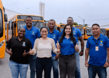 Prefeitura de Lauro de Freitas entrega mais de 30 ônibus escolares à rede municipal