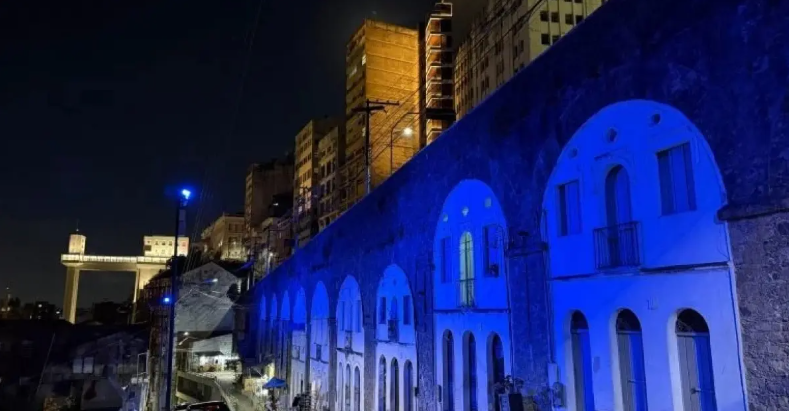 Monumentos de Salvador recebem iluminação azul no mês de prevenção