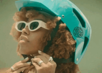 Semob distribui capacetes para pessoas com penteados afro em ação em Salvador neste sábado