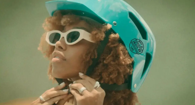 Semob distribui capacetes para pessoas com penteados afro em ação em Salvador neste sábado