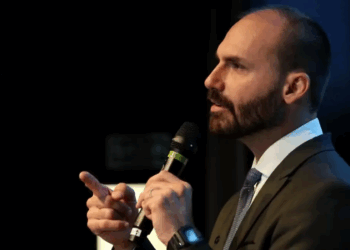 Eduardo Bolsonaro ataca Tarcísio e se lança candidato ao Planalto
