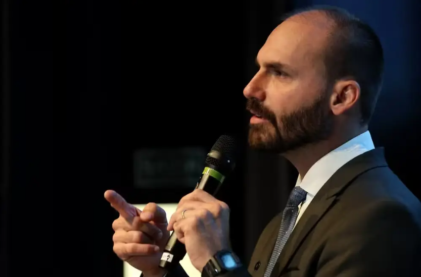 Eduardo Bolsonaro ataca Tarcísio e se lança candidato ao Planalto