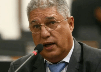 Deputado sofre acidente na Bahia e carro fica destruído