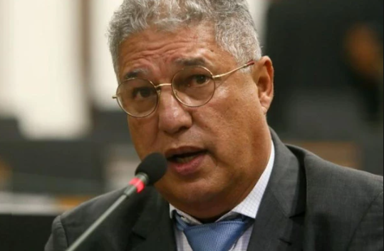 Deputado sofre acidente na Bahia e carro fica destruído