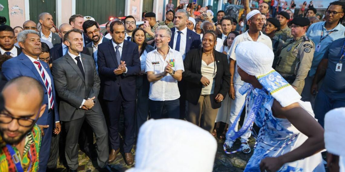 Emmanuel Macron é recebido com festa da cultura afro-baiana em Salvador