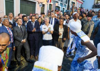 Emmanuel Macron é recebido com festa da cultura afro-baiana em Salvador