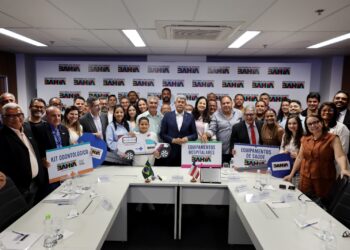 Governador e prefeita discutem ações e entregam equipamentos