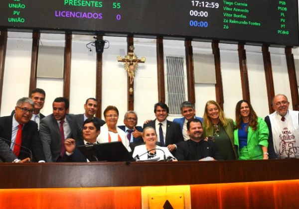 Ivana Bastos retorna à presidência e conduz aprovação de 15 projetos na ALBA